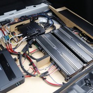 ラゲッジスペースのフロア下スペースを巧みに用いて、パワーアンプ×3台、DSP、その他機器類を納めている。