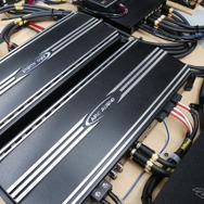 スピーカーのポテンシャルを存分に引き出すためにダンピングファクターの高いモデルとして選んだのがARC1000.4だった。