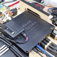 ヘリックスのDSP ULTRAがシステムの司令塔としての役割を担う。上部に取り付けられているのはオーディソンのB-CON。