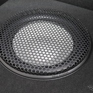 ウーファーユニットには重低音重視の選択からグラウンドゼロのGZPW10SQを用いる。望み通りの迫力の低音再生を可能にした。