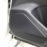 純正インテリアのイメージを変更せずに、なおかつ普段使いする上でもシンプルなインナーバッフルはメリットのある手法だ。