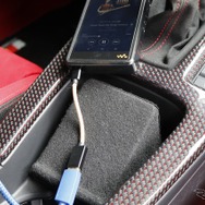 センターコンソールのカップホルダーを利用してDAPのホルダーをワンオフ。操作しやすい角度に設定されている。