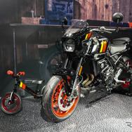 スズキ GSX-8TT と“GSX-8TT仕様”のストライダー（東京オートサロン2026）