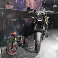 スズキ GSX-8TT と“GSX-8TT仕様”のストライダー（東京オートサロン2026）