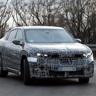 BMW iX4 市販型のプロトタイプ