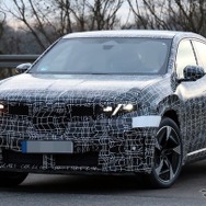 BMW iX4 市販型のプロトタイプ