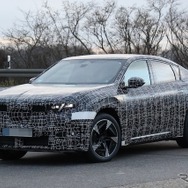 BMW iX4 市販型のプロトタイプ