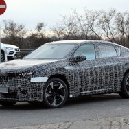 BMW iX4 市販型のプロトタイプ