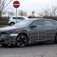 BMW iX4 市販型のプロトタイプ