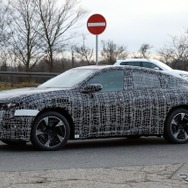 BMW iX4 市販型のプロトタイプ