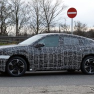 BMW iX4 市販型のプロトタイプ