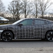 BMW iX4 市販型のプロトタイプ