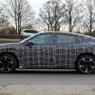BMW iX4 市販型のプロトタイプ