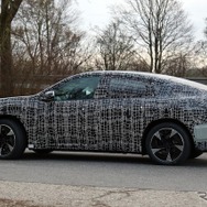 BMW iX4 市販型のプロトタイプ