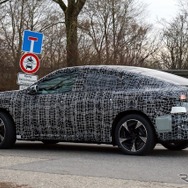 BMW iX4 市販型のプロトタイプ