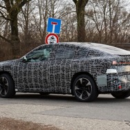 BMW iX4 市販型のプロトタイプ