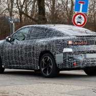 BMW iX4 市販型のプロトタイプ