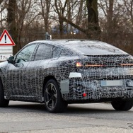BMW iX4 市販型のプロトタイプ