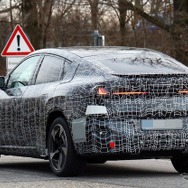 BMW iX4 市販型のプロトタイプ