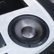 サブウーファーにはフロントスピーカーと同じく、カロッツェリアのRSシリーズ（TS-W1000RS）を用いてタイトな低域を再現。