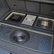 普段はカバーで完全に隠れた状態のオーディオシステムだが、ひとたびオープンするとアピール度満点のデザイン性。