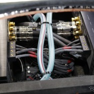 オーディオボードをわずかに持ち上げて内部を見ると水冷システムの配管が見える。温度管理を徹底して安定した高音質を再生する。
