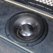 サブウーファーにはフロントスピーカーと同じくカロッツェリアのRSスピーカーであるTS-W1000RSをチョイスした。