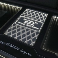 ラゲッジの各部にはアクリルを加工したパネルとLEDによるイルミ処理を組み合わせたディスプレイを配置してショーアップする。