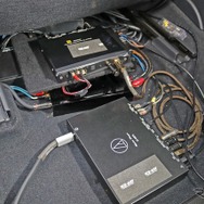 助手席のシート下にはこのように数多くのユニットがインストールされている。スペース効率を考えた設置スタイルだ。