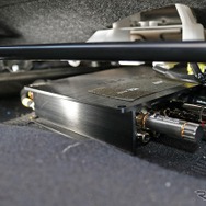 シート下のわずかなスペースを利用して取り付けられているのがヘリックスのDSP PR MKIII。システムの司令塔的に役割を持つ。