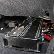 パワーアンプに選んだのはオーナーのお気に入りでもあるARCオーディオ。ARC1000.6とARC1000.4を左右のシート下に収める。