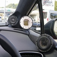 50mmのミッドハイ（MB2）をAピラーにビルトイン取り付けして、中高域のスピーカー群をまとめて取り付けるスタイルとした。