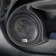 ミッドバス（MB6D）はドアにデザイン性豊かなアウターバッフルを組んでインストールされている。