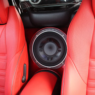 シートの間から振動板が見えるP3のサブウーファー。10インチサイズで十分な低音を車内に響かせてくれる。