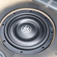 サブウーファーはフロントスピーカーとブランド統一してDLS（RCS10.D2）をチョイス、取り付け性も考慮したユニット選びとした。