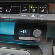 リゾルトH-DSPをコントロールしている操作部はセンタークラスター下部に設置される。AV Kansaiのエンブレムも施された。