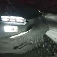 深雪路におけるソルテラの弱点は走行性能ではなく空力。巻き上げた粉雪がフロントウインドウに集中的にふりかかるため視界ゼロになるのだ