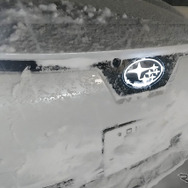 光る六連星のエンブレムにはデンソーの解氷装置が仕込まれている。が、特別豪雪地帯ではモノの役に立たず