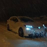【スバル ソルテラ 1000km試乗】電動AWDは雪に強いのか？ 圧巻の走行性能と、浮き彫りになった「雪国での実用性」の課題