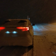 国道113号新潟・荒川胎内～山形・米沢間にて。この日は大型車の通行量が少なかったこともあり、バージンスノー区間が多かった