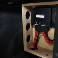 前面ウォール面にはパワーアンプのインストールに加えて、電源の強化パーツも設置。配線の取り回しなども考慮された作り。