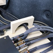 フロア下の作り込みも配線をうまく取り廻すための構造を込めたのが見える。フロアの構造も含めて見えない部分にも力を入れる。
