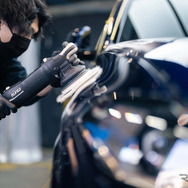 面ごとに状況を見極めて最適なバフ、コンパウンドで磨いていく