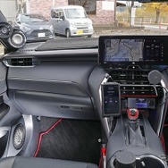 フロントステージはAピラーにツイーター／ミッドレンジ、ドアにミッドバスをアウター取り付けする3ウェイ構成とした。