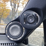 Aピラーの加工はツイーターとミッドレンジを内包するスタイルでかなり大がかり。しかし形状やフィニッシュはいたってスマートだ。