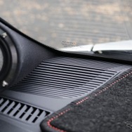 ダッシュ上にある純正スピーカーは純正ナビなどのインフォメーション音声のために利用している。