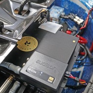 ラゲッジの隙間に滑り込ませるようにして取り付けられているのはリゾルトのM-DSP。ケーブルの取り回しも配慮されている。