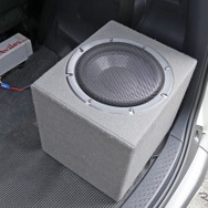 ラゲッジのフロア上にはサブウーファーを設置する。ユニットにはダイヤトーンのSW-G50を用いて豊かな低域再生を目指す。