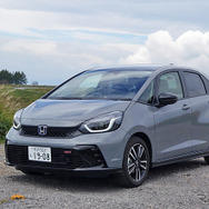 フィットRSのフロントビュー。長野・中信地方の高原、霧ヶ峰にて