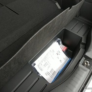 荷室の床下にも小さな収納スペースが